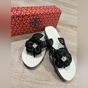 NIB Auth Tory Burch Flower Black & White Sandals Flip Flops 8